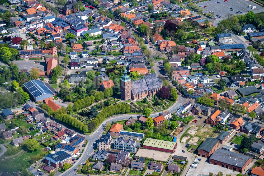 Luftaufnahme Fehmarn - Dorfkern in Burg mit der St. Nicolai Kirche am Meeres- Küstenbereich der Ostsee- Insel in Fehmarn im Bundesland Schleswig-Holstein, Deutschland