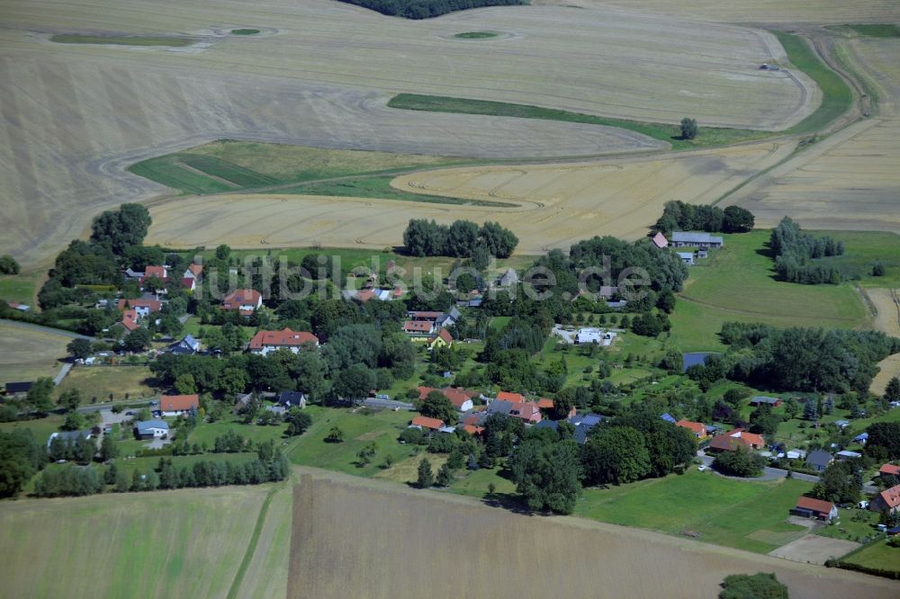 Carolinenhof aus der Vogelperspektive: Dorfkern in Carolinenhof im Bundesland Mecklenburg-Vorpommern