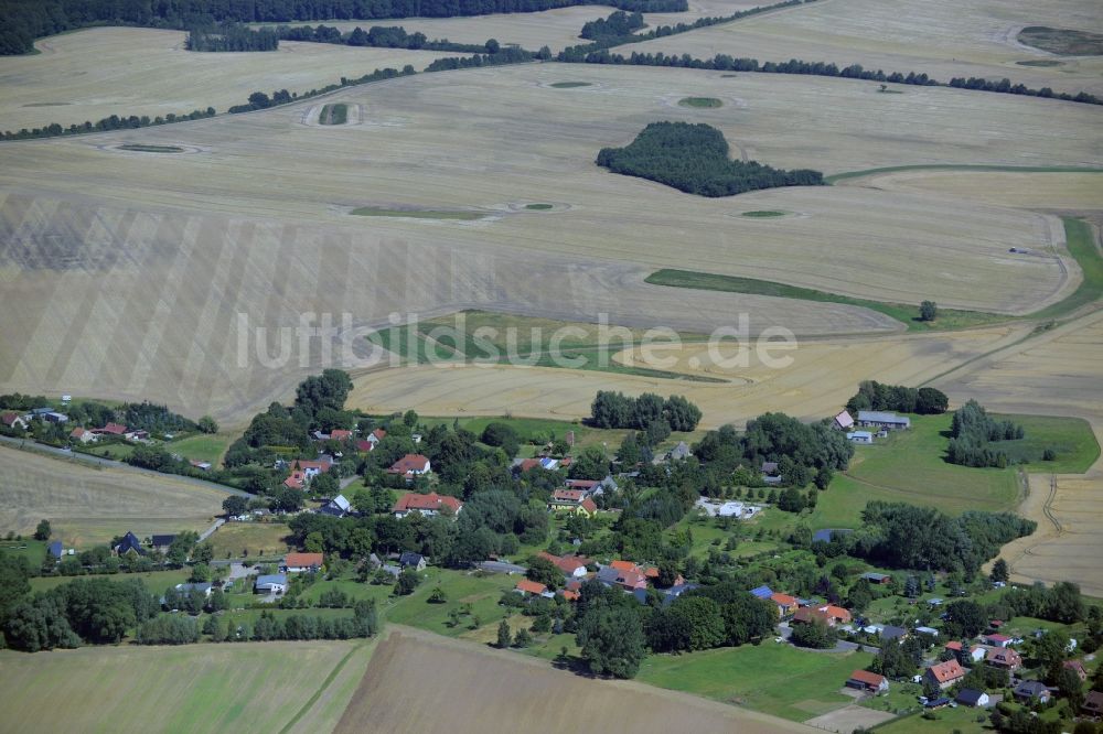 Carolinenhof von oben - Dorfkern in Carolinenhof im Bundesland Mecklenburg-Vorpommern