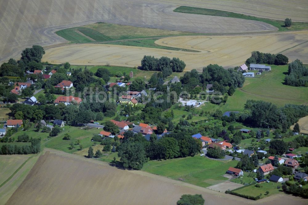 Carolinenhof aus der Vogelperspektive: Dorfkern in Carolinenhof im Bundesland Mecklenburg-Vorpommern