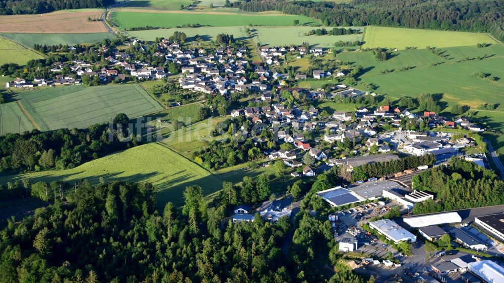 Daufenbach aus der Vogelperspektive: Dorfkern in Daufenbach im Bundesland Rheinland-Pfalz, Deutschland