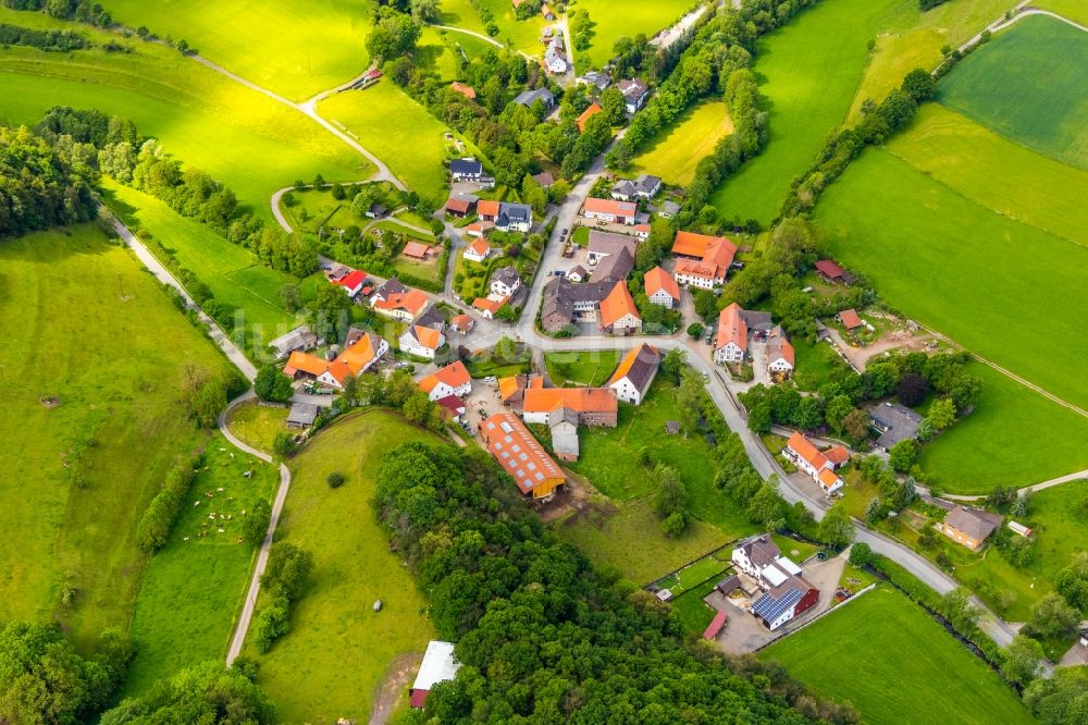 Deisfeld aus der Vogelperspektive: Dorfkern in Deisfeld im Bundesland Hessen, Deutschland