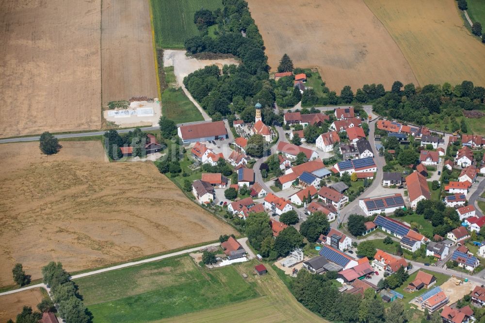 Fahrenzhausen aus der Vogelperspektive: Dorfkern in Fahrenzhausen im Bundesland Bayern, Deutschland