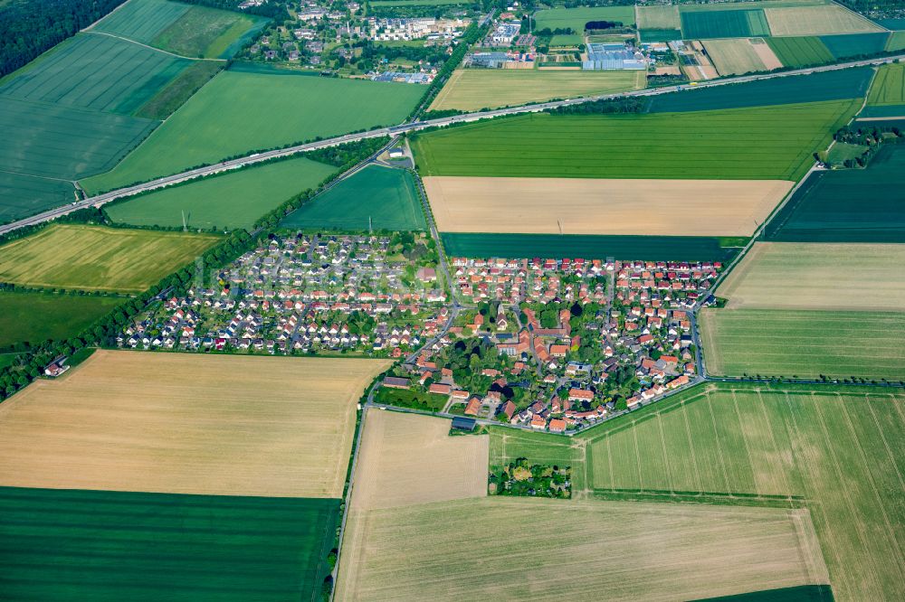 Luftaufnahme Achtum - Dorfkern am Feldrand in Achtum bei Hildesheim im Bundesland Niedersachsen, Deutschland