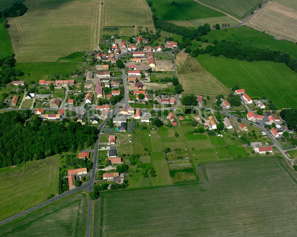 Adelsdorf von oben - Dorfkern am Feldrand in Adelsdorf im Bundesland Sachsen, Deutschland