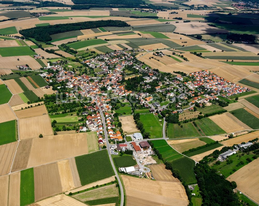 Adelshofen aus der Vogelperspektive: Dorfkern am Feldrand in Adelshofen im Bundesland Baden-Württemberg, Deutschland