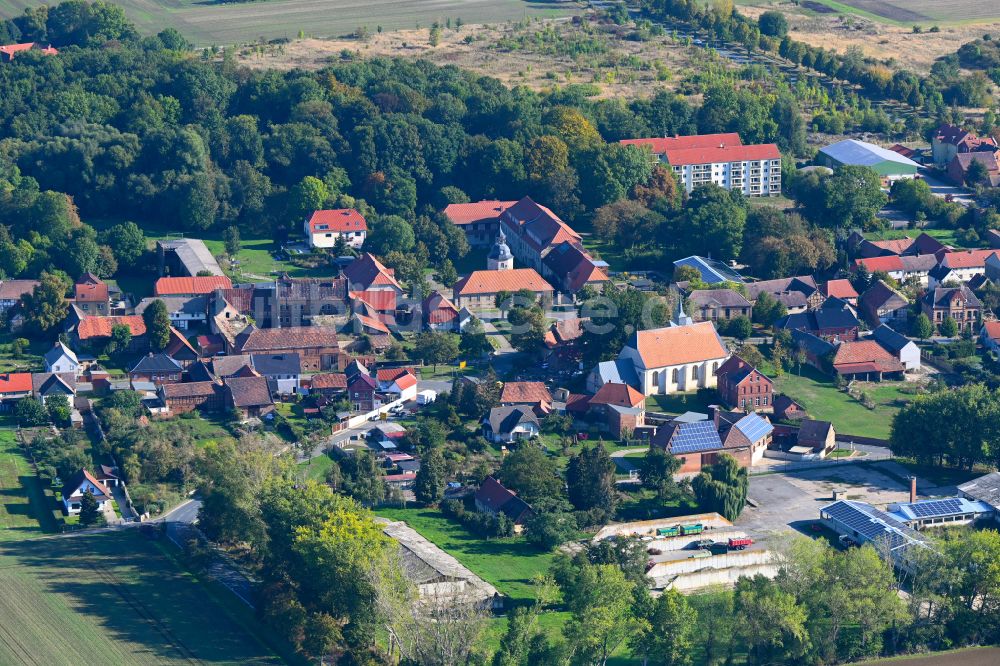 Luftaufnahme Aderstedt - Dorfkern am Feldrand in Aderstedt im Bundesland Sachsen-Anhalt, Deutschland