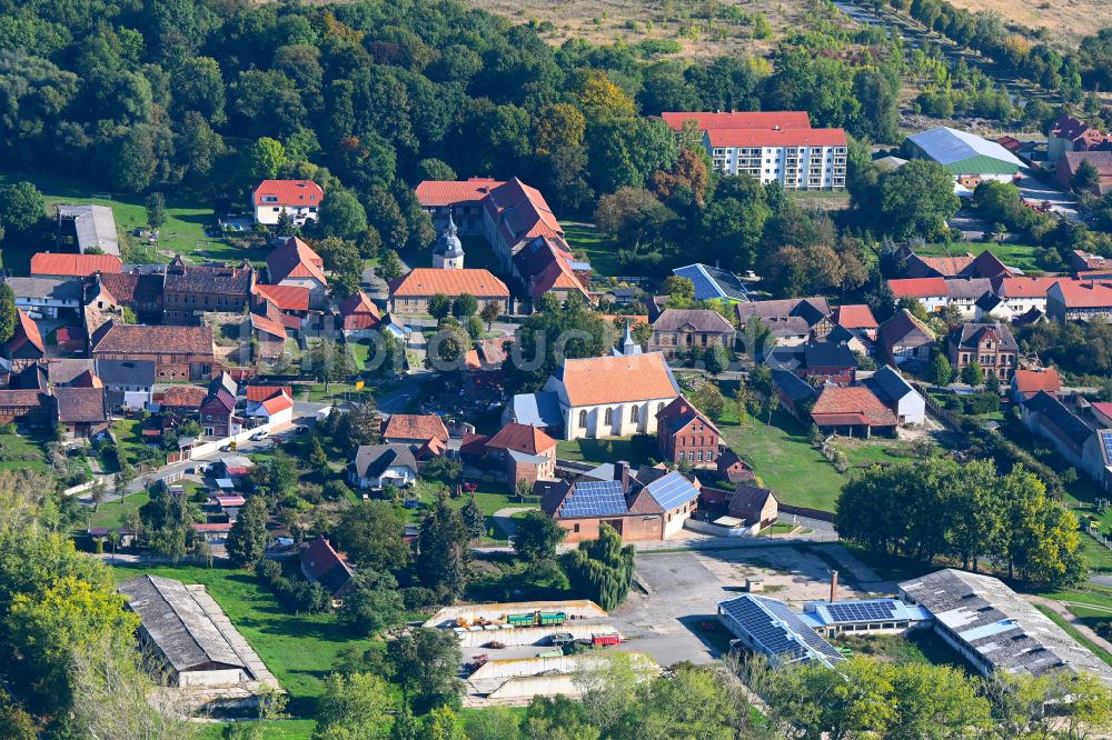 Aderstedt von oben - Dorfkern am Feldrand in Aderstedt im Bundesland Sachsen-Anhalt, Deutschland