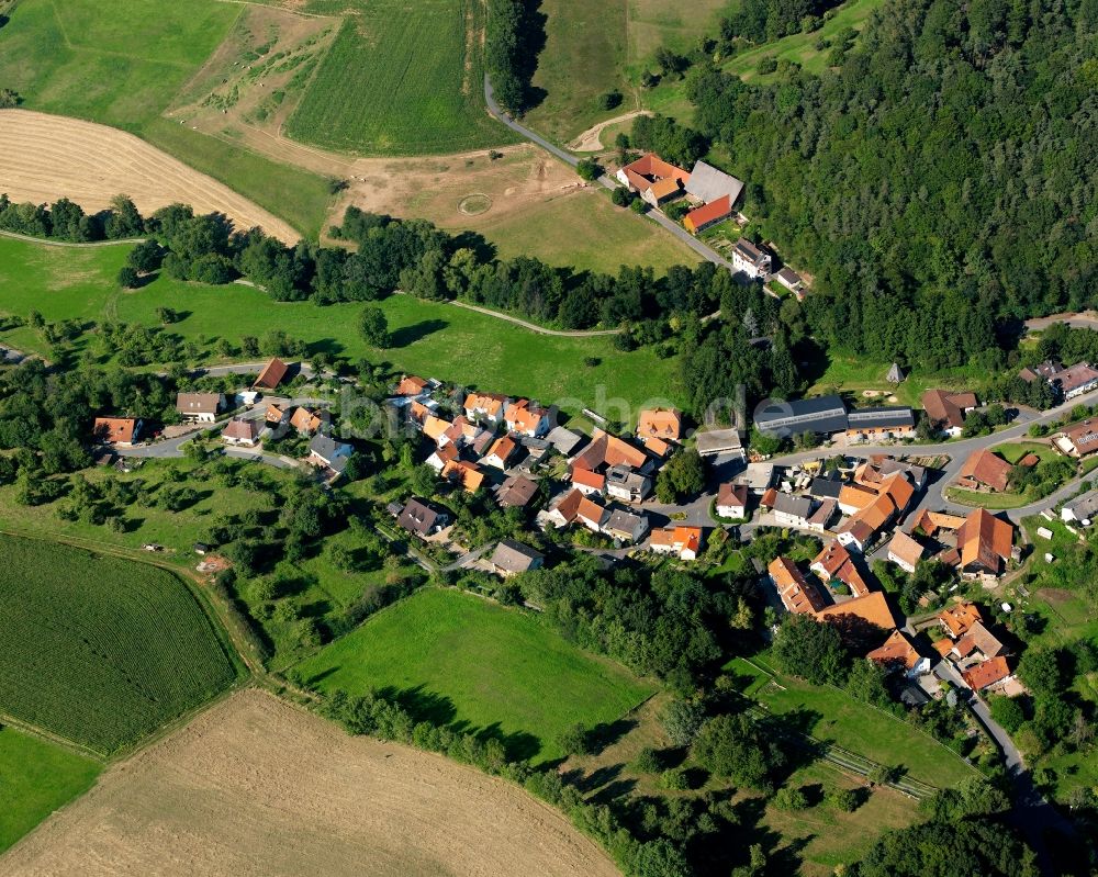 Affhöllerbach aus der Vogelperspektive: Dorfkern am Feldrand in Affhöllerbach im Bundesland Hessen, Deutschland