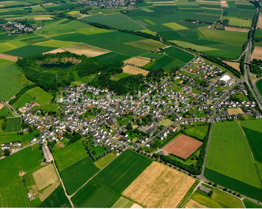 Luftbild Ahlbach - Dorfkern am Feldrand in Ahlbach im Bundesland Hessen, Deutschland