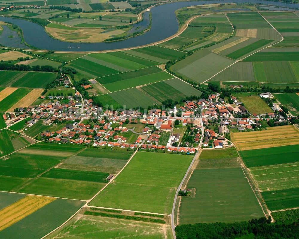 Aholfing von oben - Dorfkern am Feldrand in Aholfing im Bundesland Bayern, Deutschland