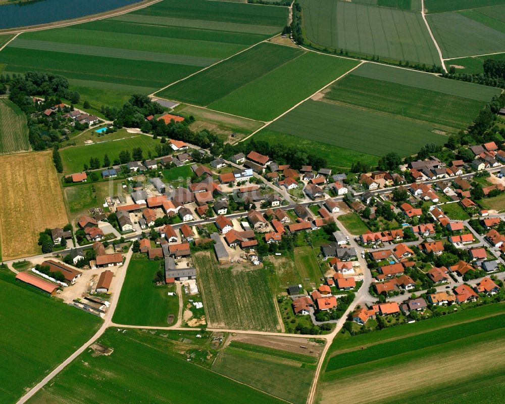 Luftaufnahme Aholfing - Dorfkern am Feldrand in Aholfing im Bundesland Bayern, Deutschland