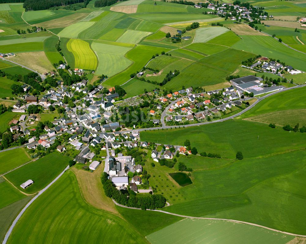 Luftaufnahme Ahornberg - Dorfkern am Feldrand in Ahornberg im Bundesland Bayern, Deutschland