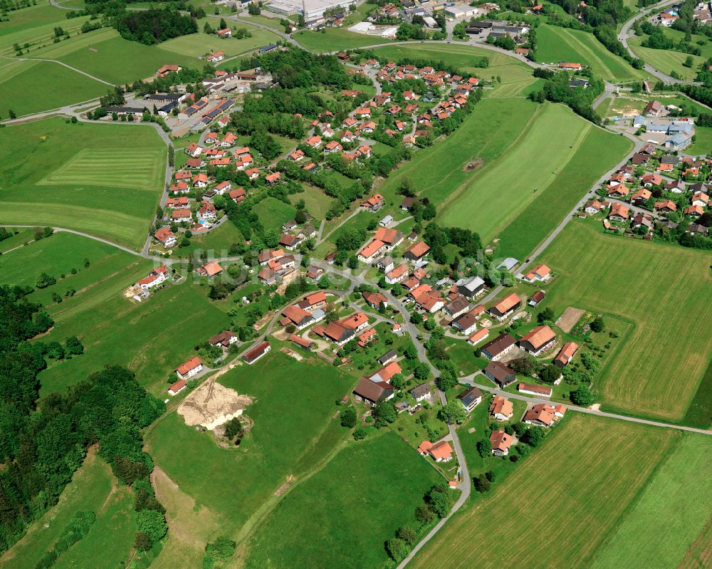 Ahornöd aus der Vogelperspektive: Dorfkern am Feldrand in Ahornöd im Bundesland Bayern, Deutschland