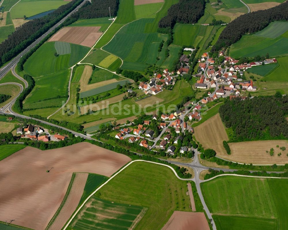 Aich aus der Vogelperspektive: Dorfkern am Feldrand in Aich im Bundesland Bayern, Deutschland