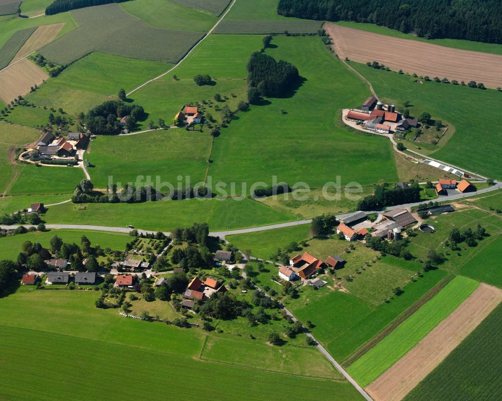 Airlenbach von oben - Dorfkern am Feldrand in Airlenbach im Bundesland Hessen, Deutschland