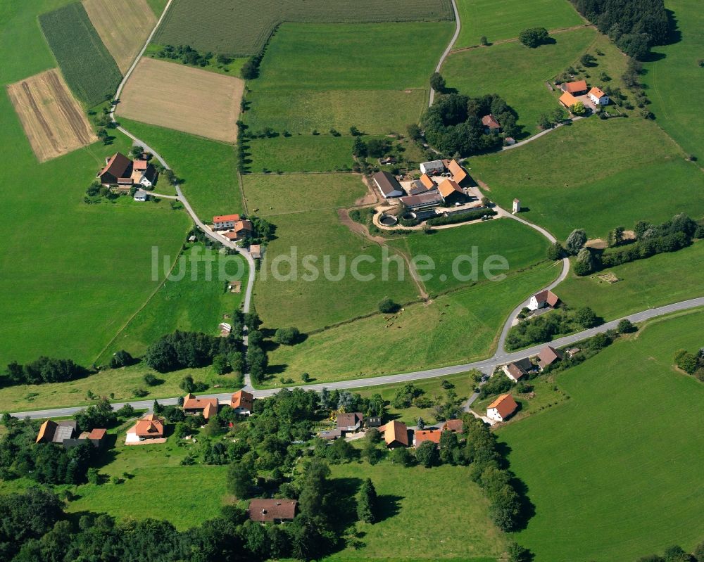 Airlenbach aus der Vogelperspektive: Dorfkern am Feldrand in Airlenbach im Bundesland Hessen, Deutschland