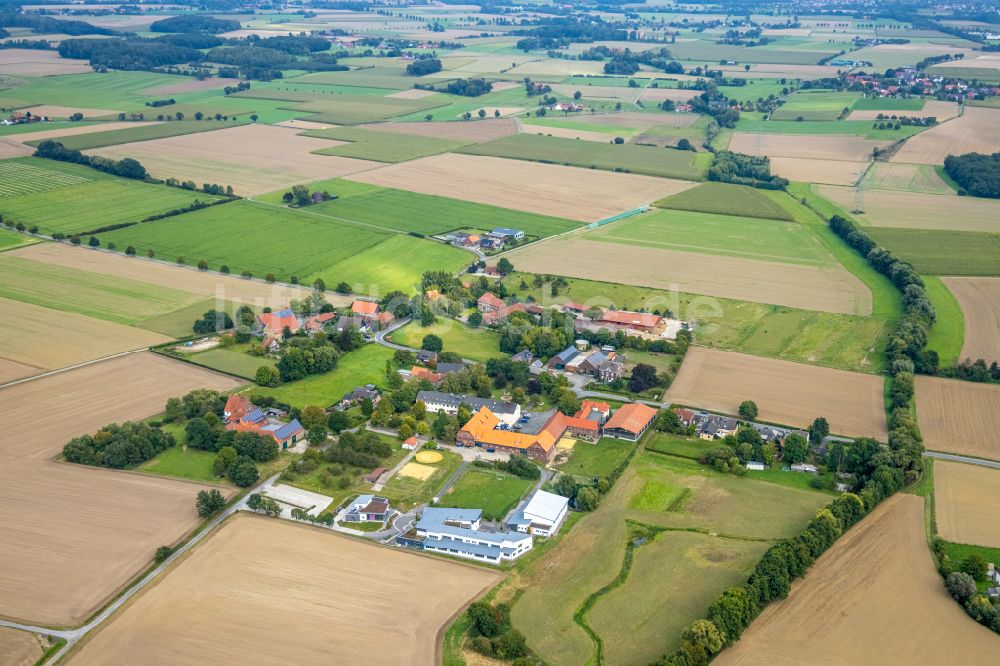 Allen von oben - Dorfkern am Feldrand in Allen im Bundesland Nordrhein-Westfalen, Deutschland