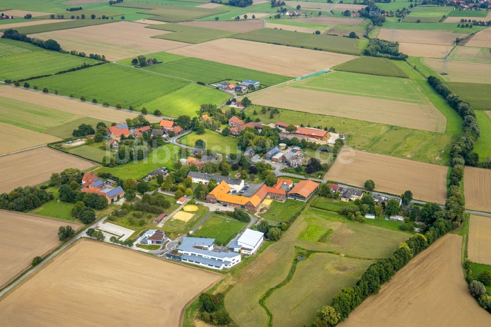 Allen aus der Vogelperspektive: Dorfkern am Feldrand in Allen im Bundesland Nordrhein-Westfalen, Deutschland