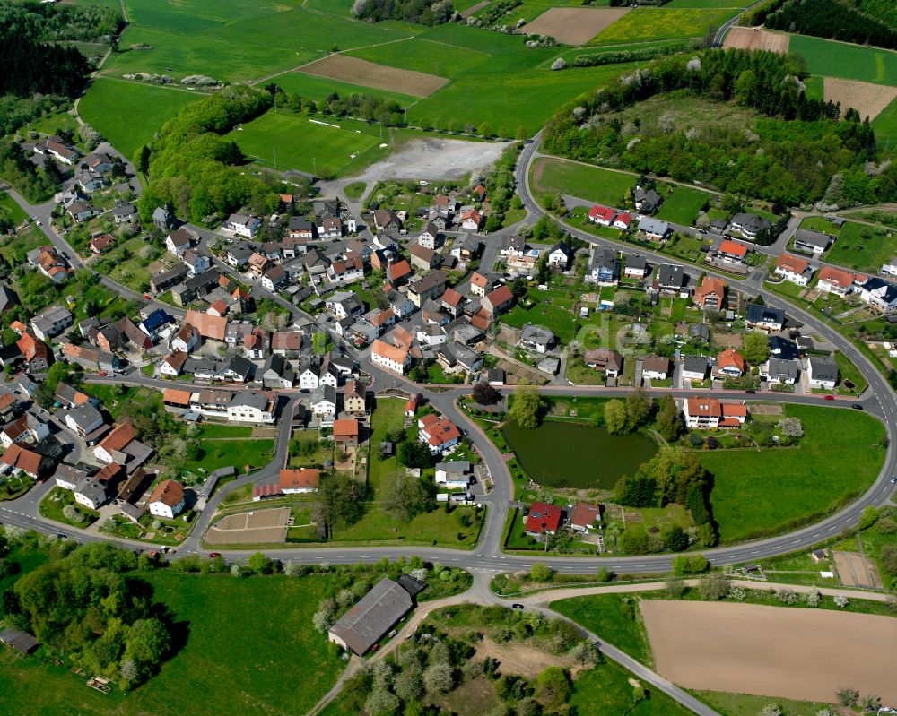 Allertshausen aus der Vogelperspektive: Dorfkern am Feldrand in Allertshausen im Bundesland Hessen, Deutschland