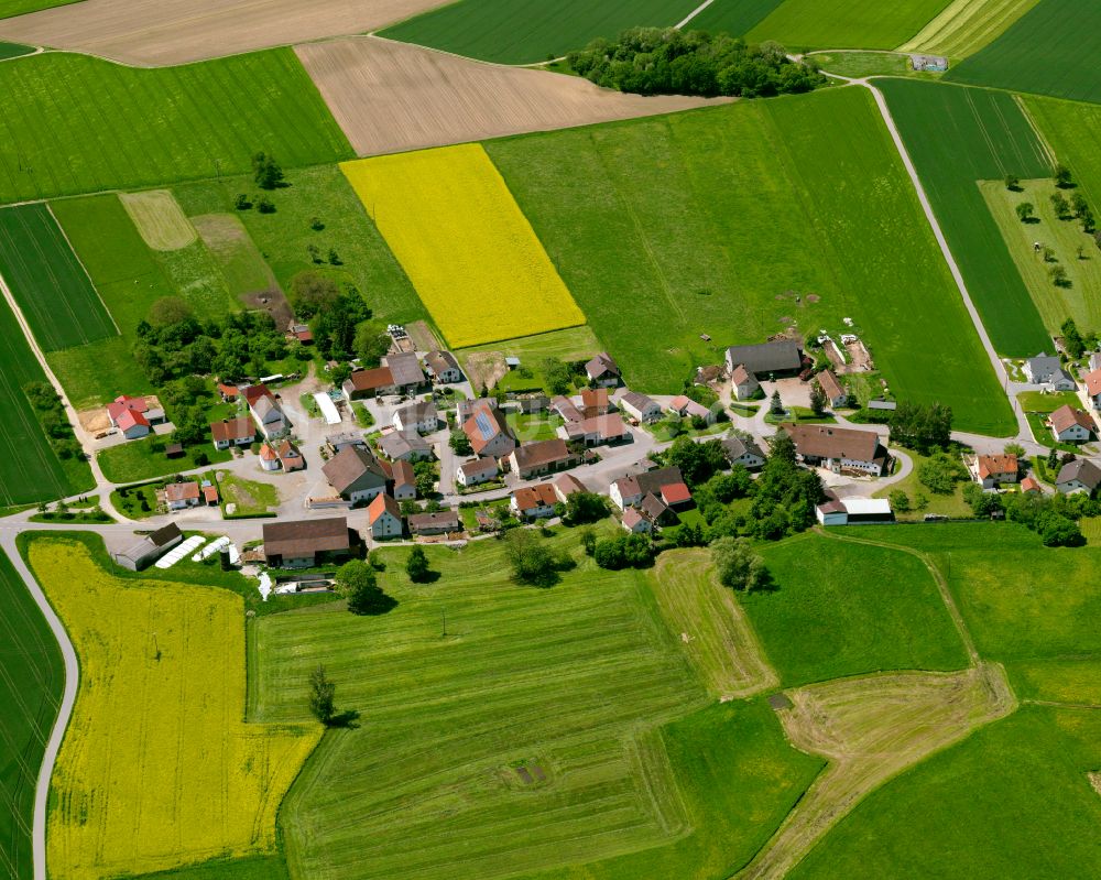 Luftaufnahme Alleshausen - Dorfkern am Feldrand in Alleshausen im Bundesland Baden-Württemberg, Deutschland