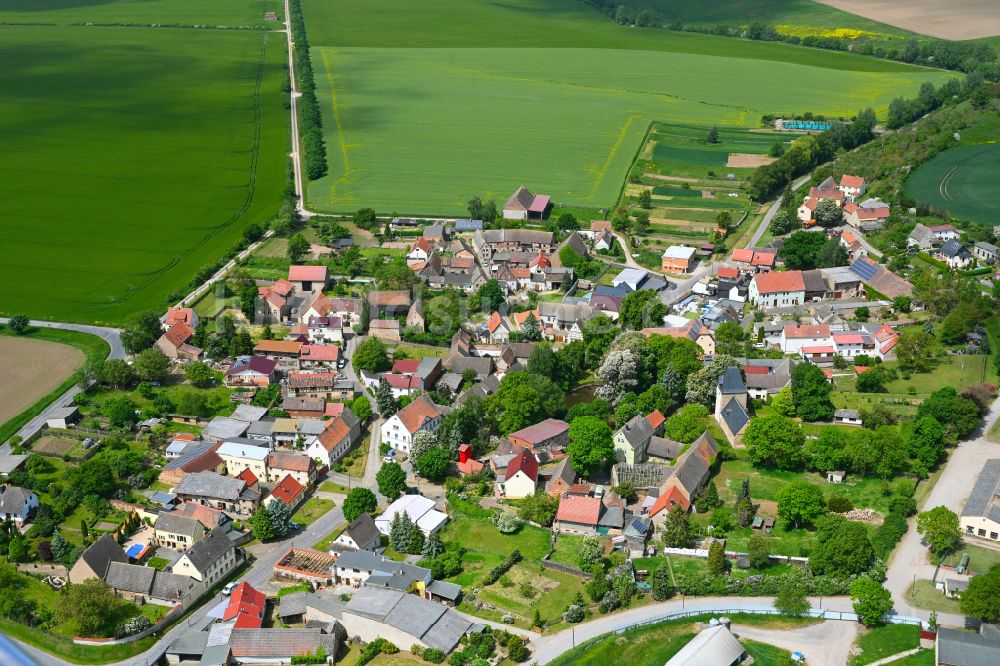 Allstedt aus der Vogelperspektive: Dorfkern am Feldrand in Allstedt im Bundesland Sachsen-Anhalt, Deutschland