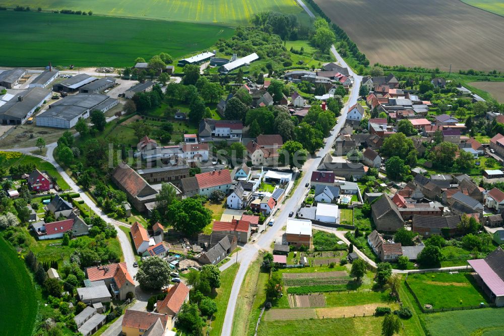 Allstedt aus der Vogelperspektive: Dorfkern am Feldrand in Allstedt im Bundesland Sachsen-Anhalt, Deutschland