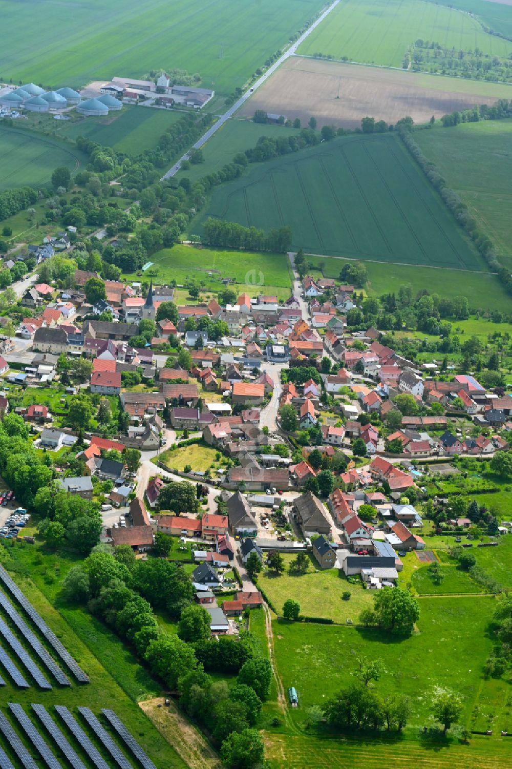 Luftaufnahme Allstedt - Dorfkern am Feldrand in Allstedt im Bundesland Sachsen-Anhalt, Deutschland