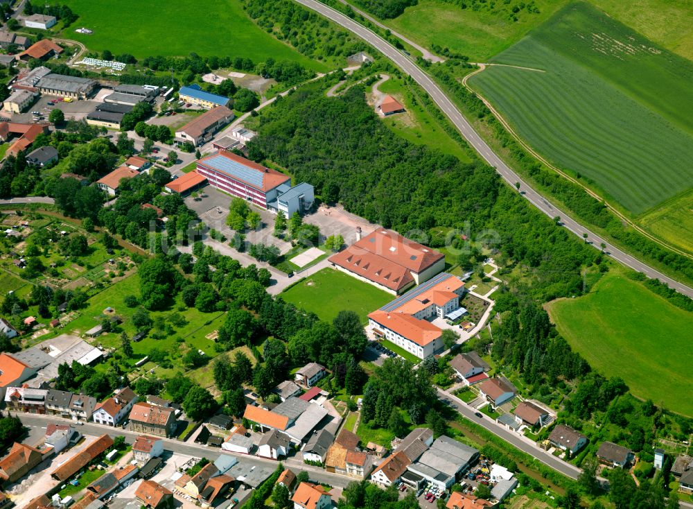 Alsenz aus der Vogelperspektive: Dorfkern am Feldrand in Alsenz im Bundesland Rheinland-Pfalz, Deutschland