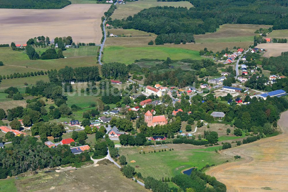 Luftbild Alt Bukow - Dorfkern am Feldrand in Alt Bukow im Bundesland Mecklenburg-Vorpommern, Deutschland