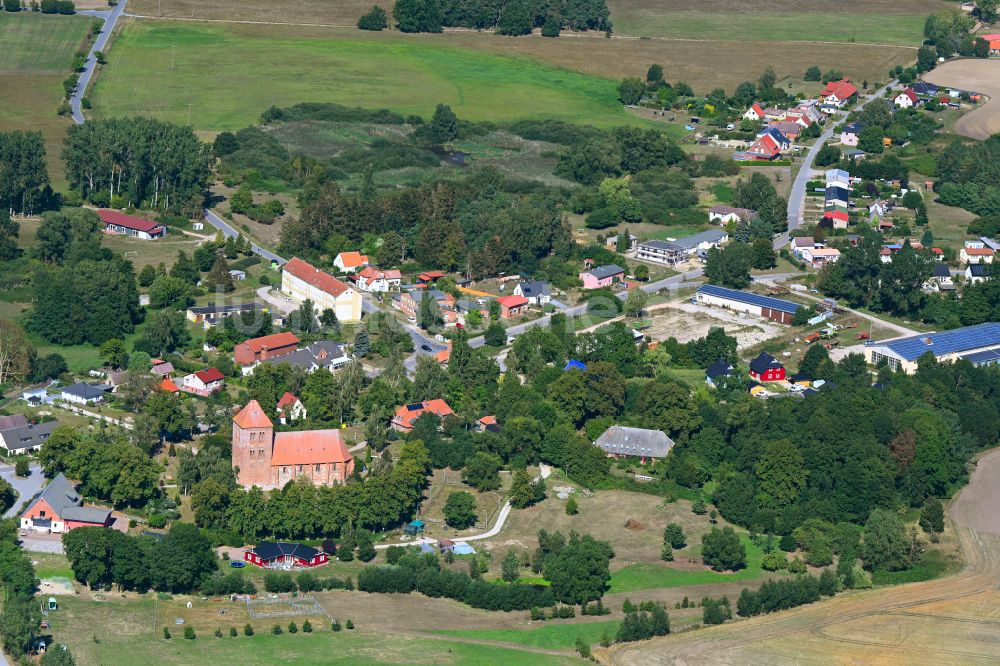 Luftaufnahme Alt Bukow - Dorfkern am Feldrand in Alt Bukow im Bundesland Mecklenburg-Vorpommern, Deutschland