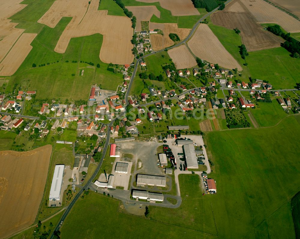 Am alten Mahl von oben - Dorfkern am Feldrand in Am alten Mahl im Bundesland Sachsen, Deutschland