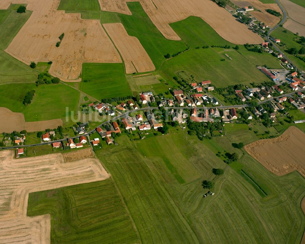 Am alten Mahl aus der Vogelperspektive: Dorfkern am Feldrand in Am alten Mahl im Bundesland Sachsen, Deutschland