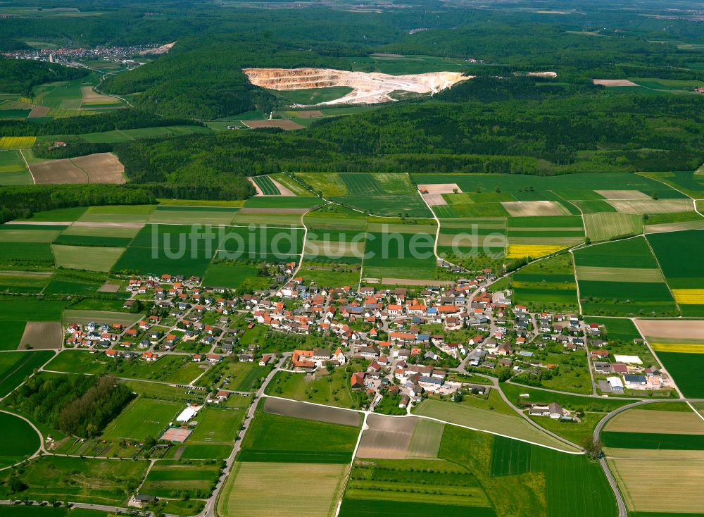 Altheim aus der Vogelperspektive: Dorfkern am Feldrand in Altheim im Bundesland Baden-Württemberg, Deutschland