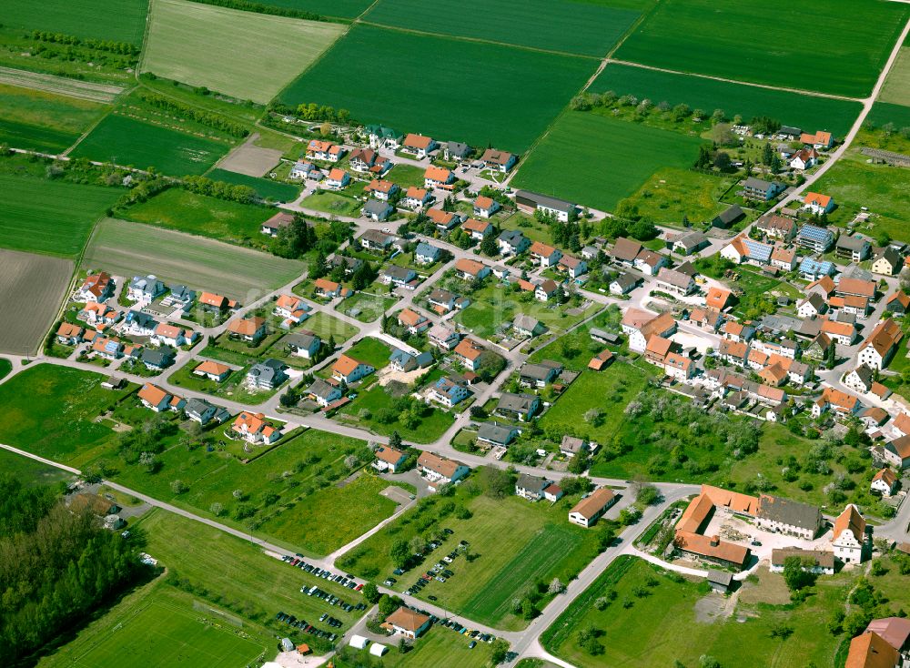 Altheim von oben - Dorfkern am Feldrand in Altheim im Bundesland Baden-Württemberg, Deutschland