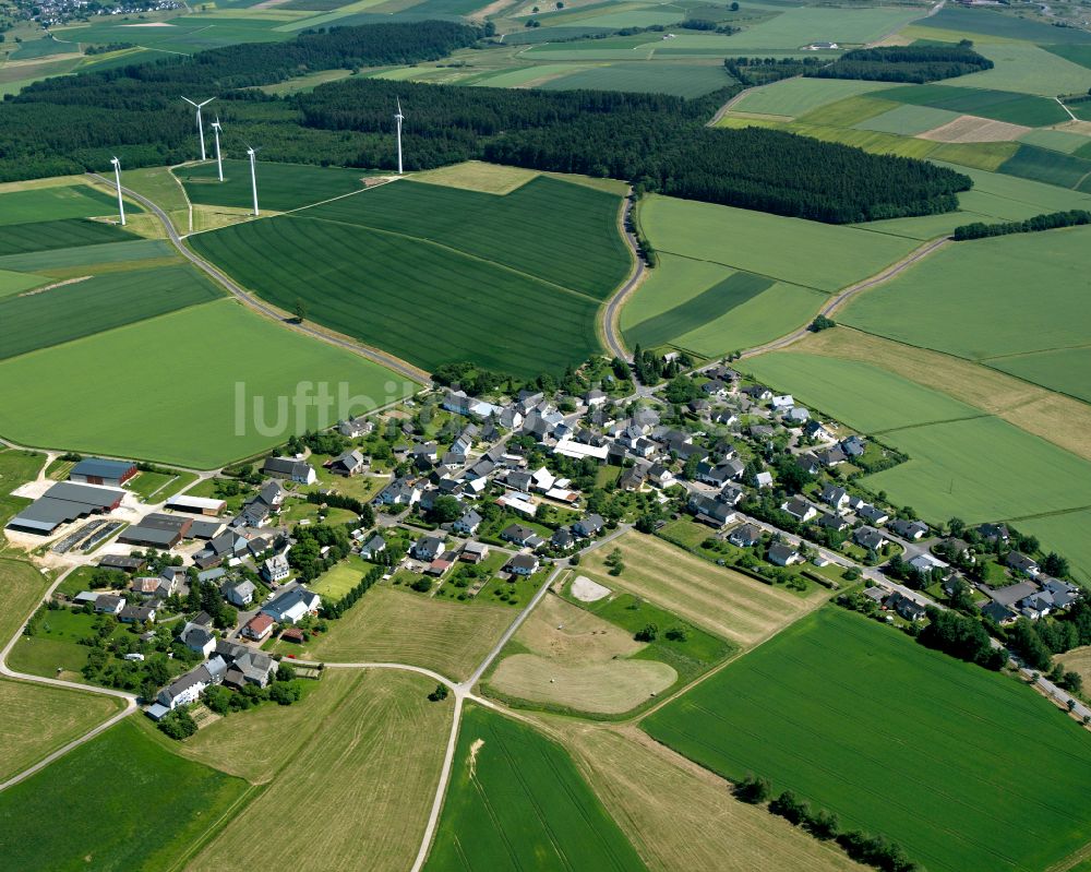 Altweidelbach aus der Vogelperspektive: Dorfkern am Feldrand in Altweidelbach im Bundesland Rheinland-Pfalz, Deutschland