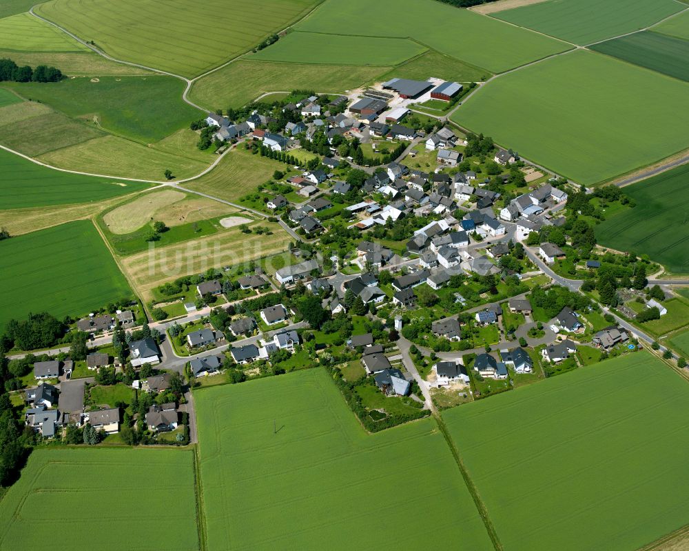 Luftaufnahme Altweidelbach - Dorfkern am Feldrand in Altweidelbach im Bundesland Rheinland-Pfalz, Deutschland