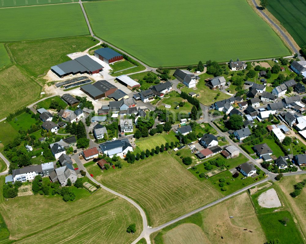 Altweidelbach von oben - Dorfkern am Feldrand in Altweidelbach im Bundesland Rheinland-Pfalz, Deutschland