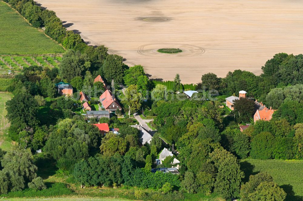 Luftaufnahme Amalienhof - Dorfkern am Feldrand in Amalienhof im Bundesland Brandenburg, Deutschland