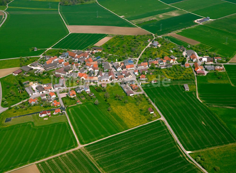 Amstetten aus der Vogelperspektive: Dorfkern am Feldrand in Amstetten im Bundesland Baden-Württemberg, Deutschland