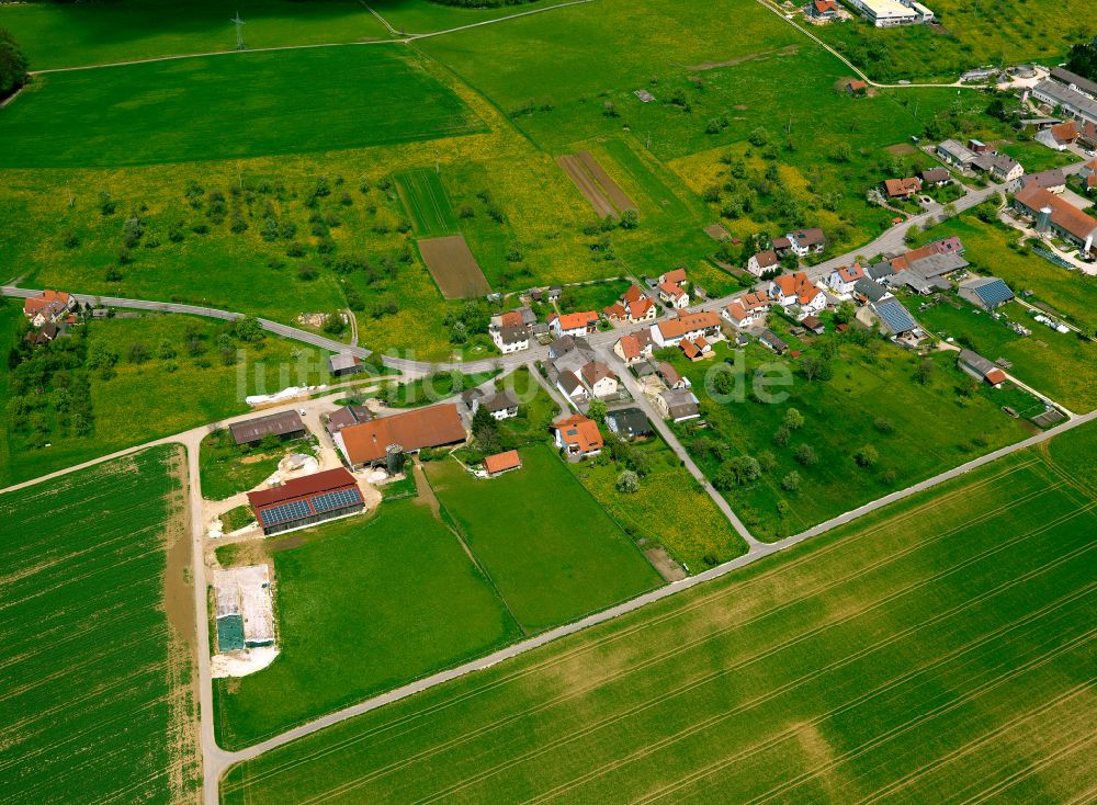 Amstetten aus der Vogelperspektive: Dorfkern am Feldrand in Amstetten im Bundesland Baden-Württemberg, Deutschland