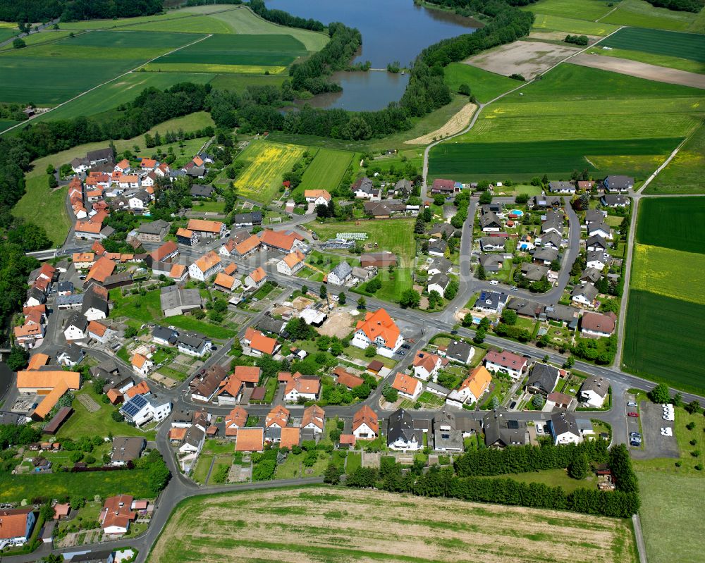 Angenrod aus der Vogelperspektive: Dorfkern am Feldrand in Angenrod im Bundesland Hessen, Deutschland