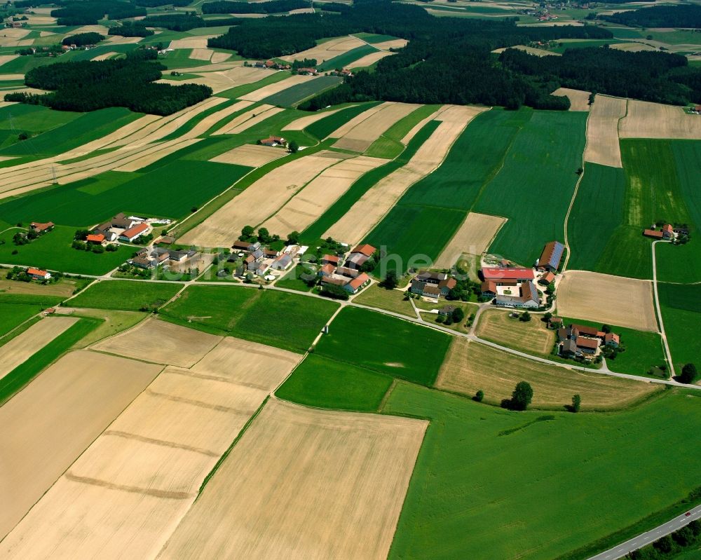 Angerstorf aus der Vogelperspektive: Dorfkern am Feldrand in Angerstorf im Bundesland Bayern, Deutschland