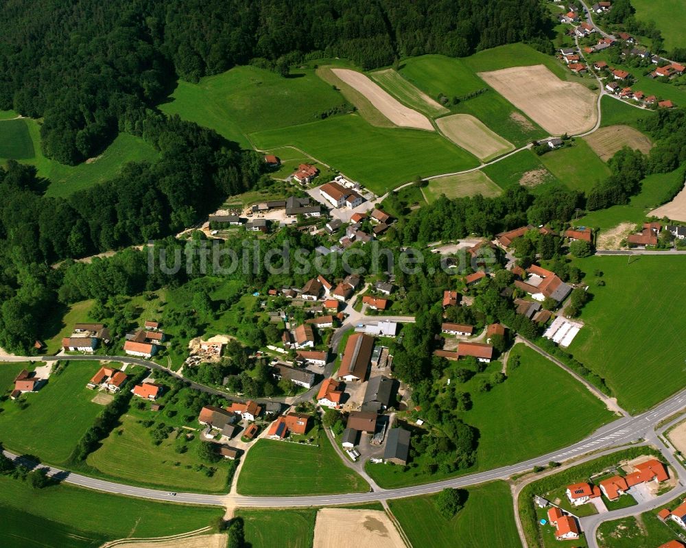 Luftaufnahme Antersdorf - Dorfkern am Feldrand in Antersdorf im Bundesland Bayern, Deutschland