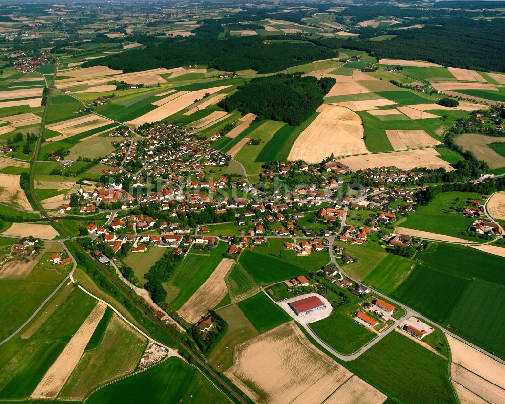 Anzenkirchen aus der Vogelperspektive: Dorfkern am Feldrand in Anzenkirchen im Bundesland Bayern, Deutschland