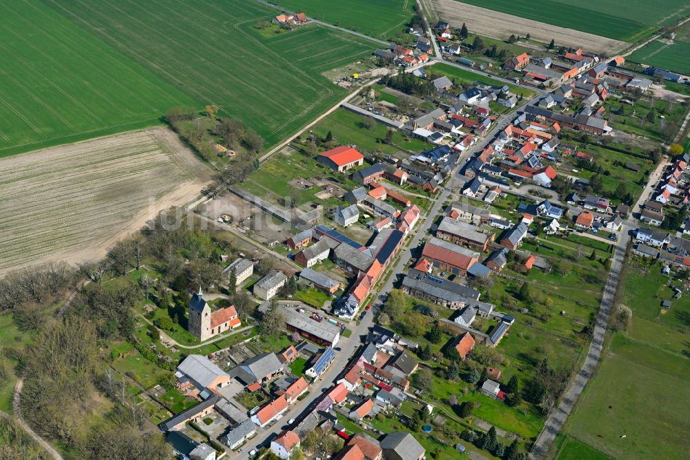 Luftaufnahme Arensberg - Dorfkern am Feldrand in Arensberg im Bundesland Sachsen-Anhalt, Deutschland