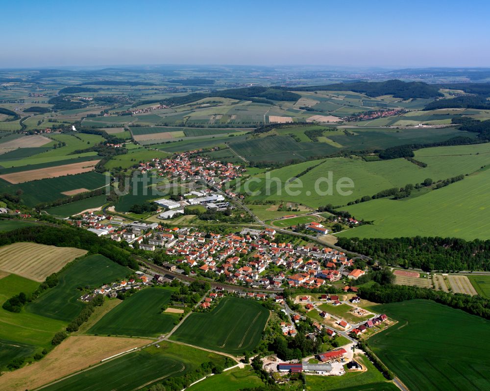 Luftbild Arenshausen - Dorfkern am Feldrand in Arenshausen im Bundesland Thüringen, Deutschland