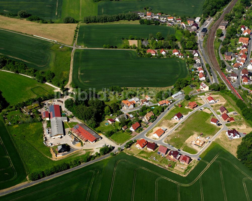 Arenshausen von oben - Dorfkern am Feldrand in Arenshausen im Bundesland Thüringen, Deutschland