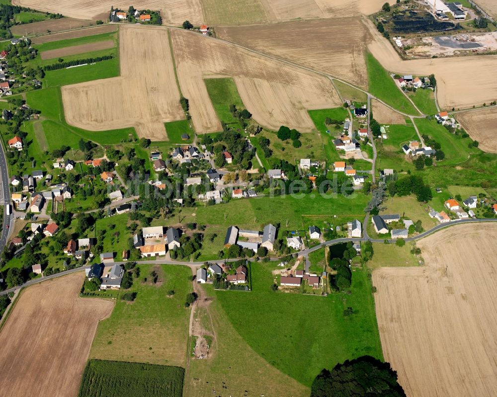 Arnsdorf aus der Vogelperspektive: Dorfkern am Feldrand in Arnsdorf im Bundesland Sachsen, Deutschland