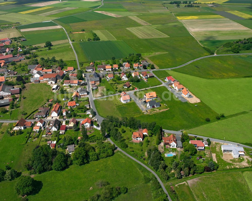 Luftaufnahme Arnshain - Dorfkern am Feldrand in Arnshain im Bundesland Hessen, Deutschland